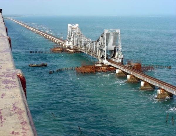 Tren ulamn salayan raylar yle yerlerden geiyor ki: kimi yerde deniz, nehir, dev kanyonlar alrken; kimi yerde ise engebeli devasa dalar delinmi...