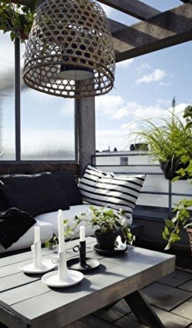 10- ehrin gbeinde ka evin balkonu kocaman ki? Balkonunuz ufak ama ferahsa, bu sizin iin byk bir ans. Minik bir masa, ufak bir kilim, iki sandalye ve birka saks iei ile k ve kullanl bir dekorasyon yaratmak mmkn.