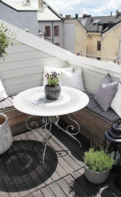 30- Bu sefer sofistike bir hava yaratlm teras rnei ile kar karyayz. Beyaz ve grinin birbirini nasl dengelediini gryor musunuz? Beyaz bir ferforje masa bu terasn en iyi seimi olmu. ieklerin ortama hareket kattn eklemeliyiz.