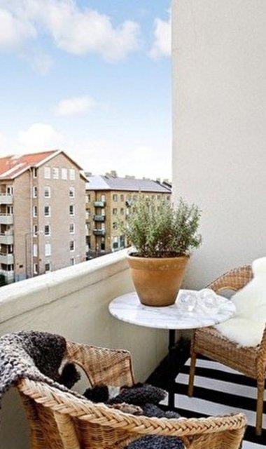 13- Her zaman renkler, iekler kullanmak gerekmiyor. Amacnz hava almak, muhabbet etmek, ay-kahve imek ya da kitap okumaksa balkonunuzda, iki hasr sandalye ve bir masa, uyumlu birka aksesuar ile bir btnlk saladnda size yetecektir.