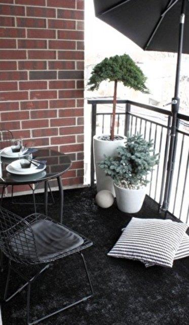 12- Tula duvarlar, siyah yer demesi ve siyah aksesuarlar nasl da i karartc geliyor kulaa, deil mi? Fakat gne alan aydnlk bir balkonda bu renkleri kullanmayacaksnz da nerede kullanacaksnz?