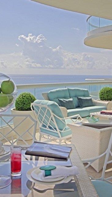 21- Ak mavi ve beyaz renkler kullanlm bu balkon ne kadar ferah grnyor. Bu renkleri uygulamak iin illa ki deniz manzarasna ve byk bir balkona gerek yok.