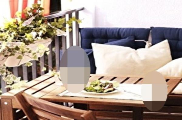 27- Sade ve scak grnml bir balkonda akam yemei ne ho olur! Masif akasya tonunda bir masa, sandalye ve sediri, krem ve lacivert minderlerle ssleyerek, bu balkonun bir benzerini yaratabilirsiniz.