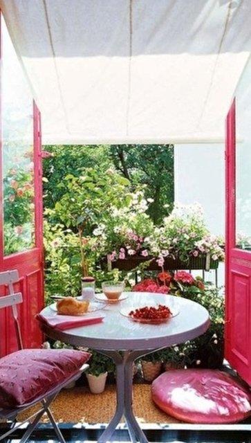 29- Direkt balkonda oturmaktansa odanz balkona davet etmek de gzel bir fikir. Odanzn balkona alan kapsn ak tutarak, odadan balkona kmadan balkon etkisini yaayabilirsiniz.