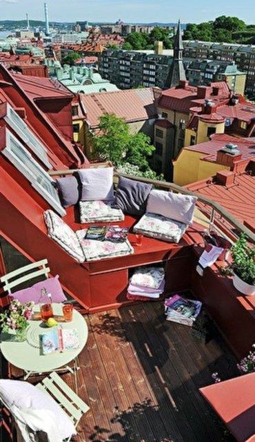 22- Bu resimden sonra insann balkonlu deil de terasl bir evde oturas geliyor. Pencere altnda pratik bir ekilde oturma alan yaratlm bu terasa benzer terasnz varsa haydi durmayn minder ve krlent alverii iin hazrlk yapmaya balayn.