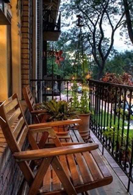 9- Ama biraz hava alp, muhabbet eliinde ay ya da kahve imekse iki sandalye ve bir sehpa yeterli. Eer tercihiniz ahaptan yana olursa daha samimi bir ortam oluacaktr.