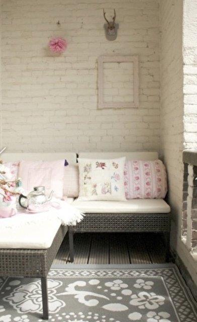 20- Beyaza boyanm tula duvarlar ve pembe detayl aksesuarlar ne kadar romantik grnyor. iekli minderler, iek desenli kilim, duvardaki minik aksesuarlar balkona feminen bir hava katyor.