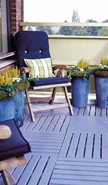 24- Mavi, mor gibi dinlendirici renkler kullanarak huzurlu saatler geirebileceiniz balkon yaratmanz ok kolay.