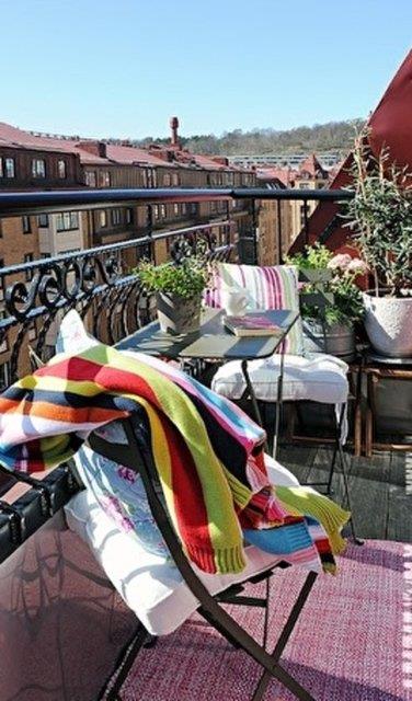 10- ehrin gbeinde ka evin balkonu kocaman ki? Balkonunuz ufak ama ferahsa, bu sizin iin byk bir ans. Minik bir masa, ufak bir kilim, iki sandalye ve birka saks iei ile k ve kullanl bir dekorasyon yaratmak mmkn.