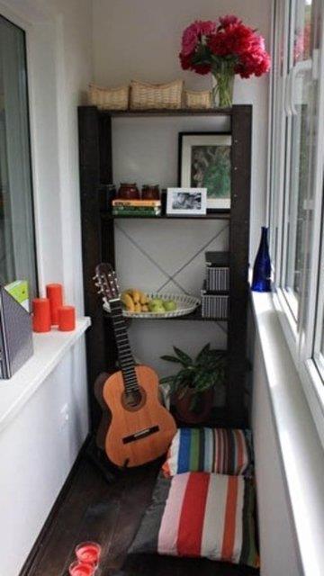 23- Balkonunuz kapal ise bu durum, onu hi deerlendirmeyeceiniz anlamna gelmiyor. Hobi odas olarak kullanabileceiniz kapal balkonunuza, renkli yer minderleriyle oturma alan yaratp, kitaplk da koyabilirsiniz.