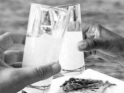 2- Bulgaristan'da batl inanlar ok yaygndr. ok popler bir gelenee gre, bekar bir kadn masann kanernda oturmamal. Aksi halde bu kadnn evlenecek erkek bulmak iin ans olmayacana inanlyor.