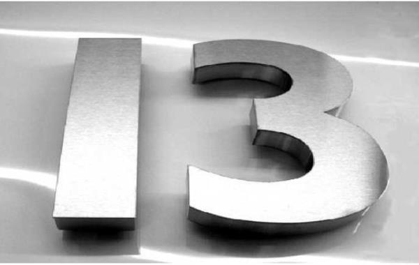 7- 13 rakamnn uursuz olduu inancnn, skandinav mitolojisinde bir ykye dayand bilinmektedir. Bu ykye gre dzenbaz tanr Lokii br 12 tanrnn katld bir lene 13. olarak gitmi ve elenceyi bozmutur. Bu olayn yol at kavga, skandinavlarn en gzde tanrs Balder'in lmyle sonulanmtr. Bu inan benzer ekilde Yunan mitolojisinde, Truva savann ortaya k sebebi olarak da kabul grr.