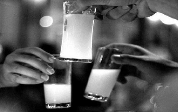 Ayrca Bulgarlar, alkolsz iecekleri tokuturmazlar. Bardanda alkol bulunmadan bunu yapann irkin ocuklar olacana inanrlar.