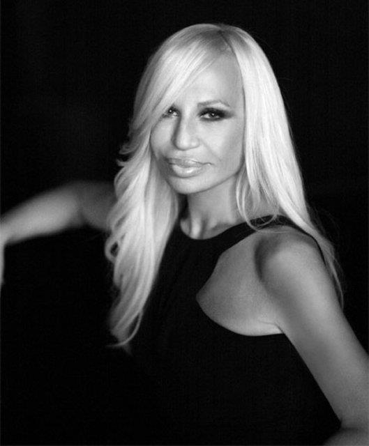 DONATELLA VERSACE<br>  200 milyon dolar deerindeki Versace&#8217;nin banda bulunan Donatella Versace, irketin yzde 30&#8217;unun sahibi.
