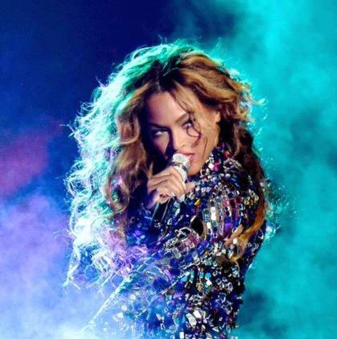 Myfirstclasslife.com internet sitesi dnyann en zengin kadnlarn sralad. Zengin kadnlar arasnda bizim magazin basnnda okuduumuz Paris Hilton ya da Beyonce gibi isimlerin bulunduunu dnyorsanz yanlyorsunuz. te o kadnlar: