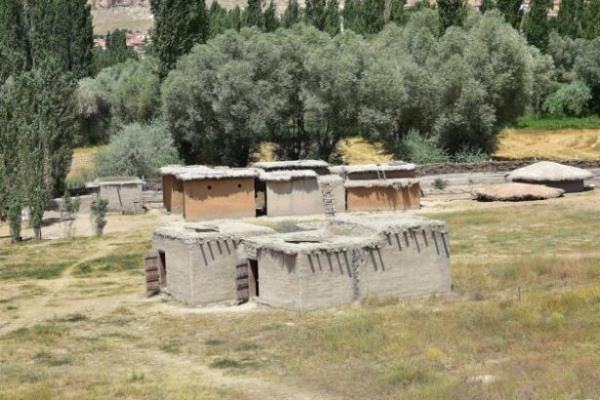 Aksaray'da bulunan Akl Hyk, 11 bin yllk gemiiyle insanlk tarihine k tutuyor. Kapadokya'nn en eski yerleim yeri olan Akl Hyk, tarmda, teknolojide ve bilimde birok ilklere tanklk yapm. Uzmanlar tarihte ilk yerleik hayata dair izlerin bulunduu Akl'da, blge halknn bin yl boyunca nasl yaadklarn aratryor.