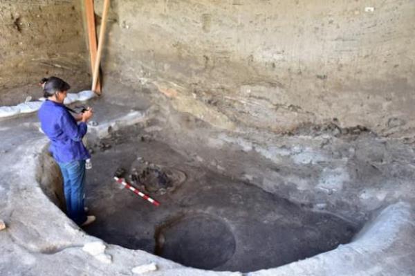 Aksaray'da 11 bin yllk gemie sahip, Orta Anadolu'nun en eski yerleim birimi olan Akl Hyk'e gelen ziyaretiler, Kapadokya'nn ilk kyn gezerek adeta bir tarih yolculuuna kabiliyor.