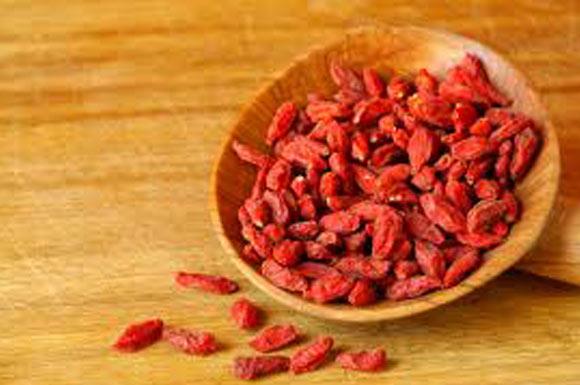 <p>Deerli DNA&#8217;nz korur</p>  <p>  DNA vcudumuzdaki en nemli yapdr. </p>  <p>  Atalarmzdan miras kalan tm zelliklerimizin bulunduu ablonumuz olmasnn yan sra vcudumuzdaki on tirilyon kadar hcrenin yenilenmesi gerektiinde, salkl ve aslna uygun kopyasnn retilmesini salar.Kimyasallar, kirlilik ve serbest radikallere maruz kalan DNA hasarlanr ve krlabilir ve sonu olarak genetik (kaltsal) mutasyonlara, kansere ve hatta lme sebebiyet verebilir.</p>  <p>  Goji&#8217;deki betain ve ana molekl olan polisakkaritler hasarl DNA&#8217;nn tamiri ve restorasyonunu gerekletirir.</p>