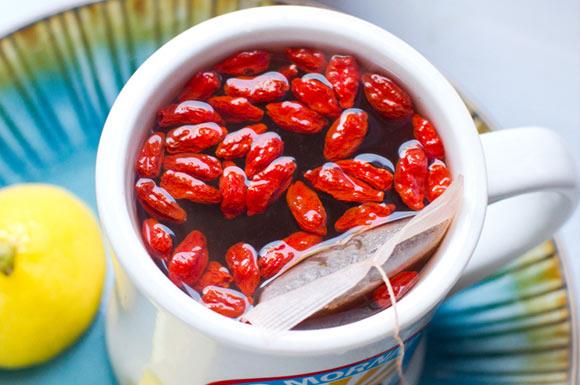 <p>Hastalklara kar direncinizi arttrr</p>  <p>  Serbest radikallerden olan speroksit&#8217;in hastalklarn oluumu ve ilerlemesinde nemli bir rol oynad gsterilmitir. Speroksit vcutta bulunan speroksit dismutaz enzimi sayesinde etkisiz hale getirilir. Ancak bu enzim ya ile birlikte azalmaya balar. Ayrca gnlk yaamn ortaya kard stres vcudun bu enzimi yeterince retmesini basklayarak hastalklara kar var olan direncin dmesine neden olur. Goji almnn speroksit dismutaz enzim deerlerini %40 orannda arttrd ispatlanmtr.</p>