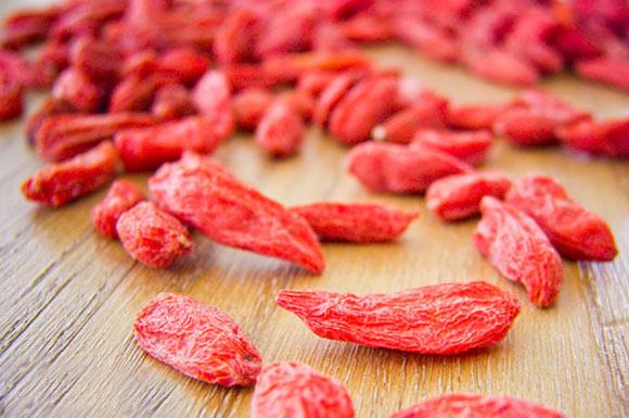 <p>Yalarn (Lipid) peroksidasyonunu Engeller</p>  <p>  Kolesterol ve dier kan yalar vcutta lipid peroksitler oluturarak lmcl rahatszlklara yol aabilirler. </p>  <p>  Yapkan bir madde olan lipid peroksitlerin birikimi zellikle damarlar olumsuz etkileyerek kalp-damar rahatszlklar, damar sertlii (ateroskleroz) ve inmeye neden olabilir. Goji, lipid peroksit oluumunu nleyen kan enzimlerini arttrarak tehlike oluturan lipid peroksit oluumunu nler.</p>