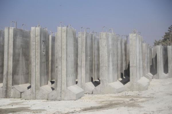 Beton bloklar 2 metre geniliinde, 3 metre uzunluunda ve 7 ton arlnda olacak.