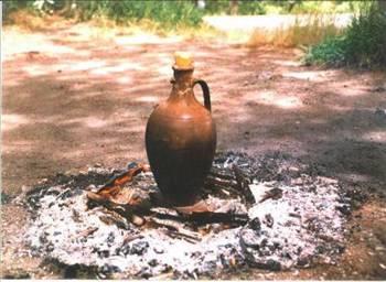 aramba yresinde uygulanan bu davranta, evlenmeye hazr ve istekli delikanllar komularnn damnda ki testiyi sapanla krarlar. Bylece komular bunu anne ve babalarna iletip evlenmeye hazr olduklarn sylerler.