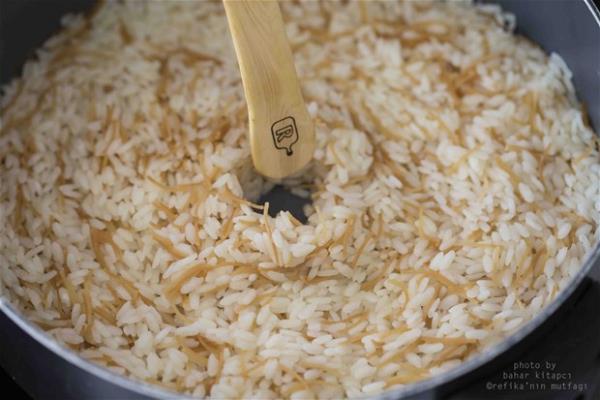 Yurdun bir ok yerinde olmak zere, zellikle Yozgat ve yresinde gen erkek, annesinin yapt yemei yerken pilava kan saplayarak evlenmek istediini ailesine bildirmi olur.