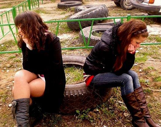 Srekli olmamakla birlikte, verilen ileri aksatan, bykleriyle sebepsiz yere ksen genlerin aileleri evlenmek istediini anlarlar.