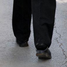 Gen kyde ayakkabsnn kelerine basarak yrmeye balar, evde kaplardan geerken ayaklarn yere srr