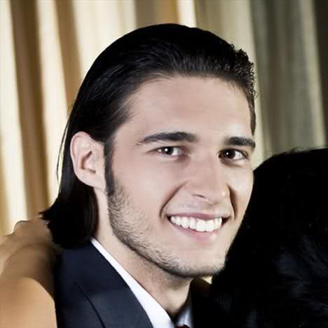 Gen salarn srekli olarak slatp taramaya balayp, kahve gibi kalabaln olduu alanlarda sk sk tarak ile san taramaya baladnda bu evlenmek istediini syledii anlamna gelir.