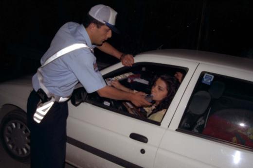 <p><b>-Promilde deiiklik yapld m? </b></p>    Hususi otomobil kullananlarda eskisi gibi 0.50 promil devam ediyor. Onun dndaki tm aralarda normalde 0'd. u andan itibaren 0.20 oldu. 0.21'den itibaren src belgeleri alnacak.