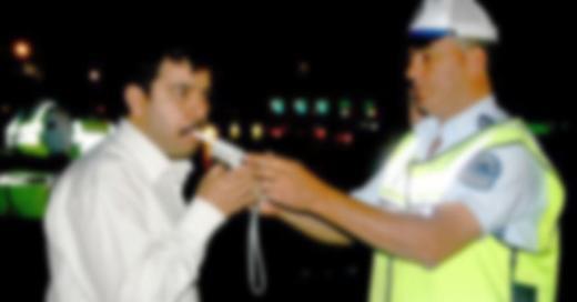 <p><b>-Doktor kanaati aranacak m? </b></p>    Alkolmetreye flememe ya da kan tahlili yaptrmama durumunda doktordan kanaat raporu isteniyordu. Artk bu olmayacak. nk flemeyen ya da kan vermeyenin ehliyetine direkt el konulduundan itiraz eden kii kendi isteiyle doktora giderek rapor almak zorunda.