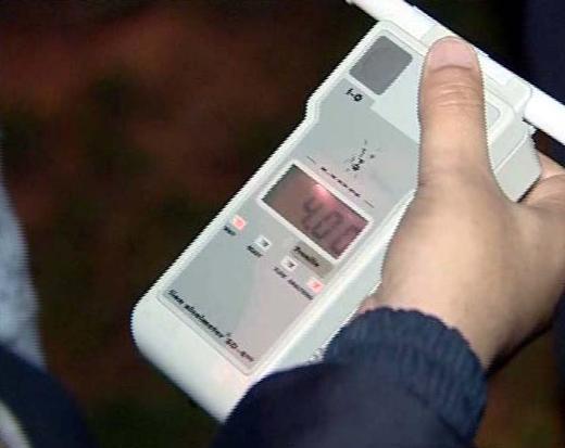 <p><b>1.00 zeri promilde ne deiti? </b></p>    1.00 promilin zerinde alkoll olduu tespit edilen srcler iin yeni uygulama getirildi. 1.00 promil zeri alkoll kanlarn ehliyetine el konularak adliyeye sevk edilecek. Haklarnda 1 yldan 6 yla kadar hapis cezas ile haklarnda dava alacak.