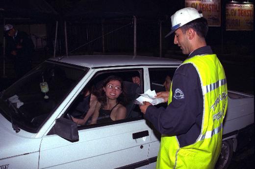 <p><b>-Neden 0.20? </b></p>    Alkolmetreler cihaz olarak kalibrasyon ayarlar ya da teknik eksiklikler nedeniyle 0.5-0.10 promil standart sapma yapabiliyor. Bu sapmalar maduriyete neden olabiliyordu. Bunun iin baraj konuldu. Bu kararn alnmasnda, baz insanlarn midesinin alkol retmesi, baz iecek ve gdalarda dk miktarl alkol bulunmas, akam iilen ikinin sabah etkisinin dk de olsa devam etmesi etkili oldu.