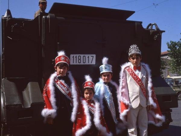 O yllarn gergin siyasi ortam ve ardndan 12 Eyll Darbesi'nin getirdii korkulu dnem srasnda, corafyaya bir &#8220;ak stdyo&#8221; gibi deinilmesi ise olduka artc. Vahap Avar'n kiisel sergileri arasnda Kara Albm, iBerlin, Noneisafe, Vahap Avar, Come Who Ever You Are ve Myths yer alyor. Sergi, 27 Eyll'e kadar ziyaret edilebilir.