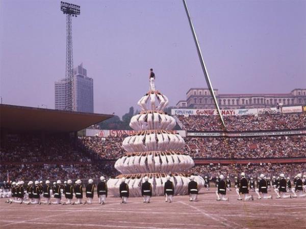 1990'larn balarndan itibaren bu yaynevinin afilerini farkl ilerinde kullanan Avar, AND'n kapsaml bir kartpostal envanterine sahip olan koleksiyonunu 2010'da satn almt. Buluntu imge ve temsiliyet zerine 25 yldr alan sanat, kabul grmemi, hi mizanpaj ya da basks yaplmam binlerce imge arasndan, izleyicilere 50 fotoraf sunuyor.