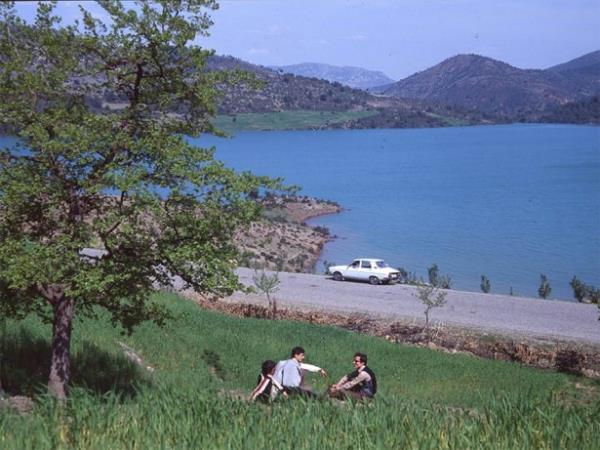 Kayp Glgeler, aile yelerine, dostlara, sevgililere seyahatten, askerden, uzak diyarlardan manzaralar ya da duruma zel manidar grntler ieren kartpostal yollama alkanlnn son demlerinin yaand 1970'lerin sonlar ve 1980'lerin balarna, yani operatrsz direkt arama ve internet ann ncesine denk dyor.