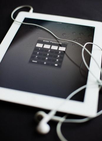 <p><b>Aklda zor kalan ifre</b></p>    Online ortamda her kullancnn ortalama yz civar hesab bulunduu dnlrse bu ifrelerin takm, evcil hayvan, sevilen kii ad gibi basit kelimeler olmas sk yaanan bir durum.     <p>Aratrmalara gre kullanclarn yzde 55'i sitelerin neredeyse tmnde tek bir ifre kullanyor. Bu ifreyi doum tarihi ya da kendi ad olarak seenlerin oranysa yzde 26. </p>    Halbuki ifrelerin mmkn olduu kadar karmak olmas lazm. Bunun iin basit bir taktik nerelim: "En sevdiim oyuncu Robert de Niro" cmlesinde kelimelerin ba harflerini EsoRdN eklinde dizerseniz ve Es0RdN eklinde deitirip bir de rakam eklerseniz hi de fena olmayan ve hatrlamas kolay bir ifre tretebilirsiniz.