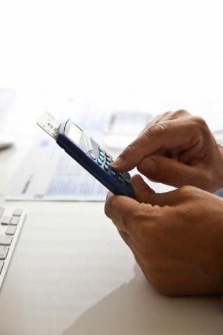 <p><b>Gvenli sitelerde alveri</b></p>    nternette alveri yaparken kredi kart bilgilerinizi girmeden nce adres satrnda kilit sembol grp grmediinizi kontrol edin. Baarl online sitelerde gvenli moda girildiinde adresin bandaki "http" ksm "https" olarak deiir ve gvenli balant olduu anlalr.     <p>Ayrca ak artrma sitelerinde dikkatli olun. Satcnn puanna ve ald yorumlara bakn. Sunulan fiyat olmas gerekenden ok daha dkse phelenmekte hakl olabilirsiniz. Online alveriler iin ayr bir hesap ya da kredi kart kullanmanzda fayda var. Saldrlardan korunmak iin limitinizi drmenizi neririz.</p>