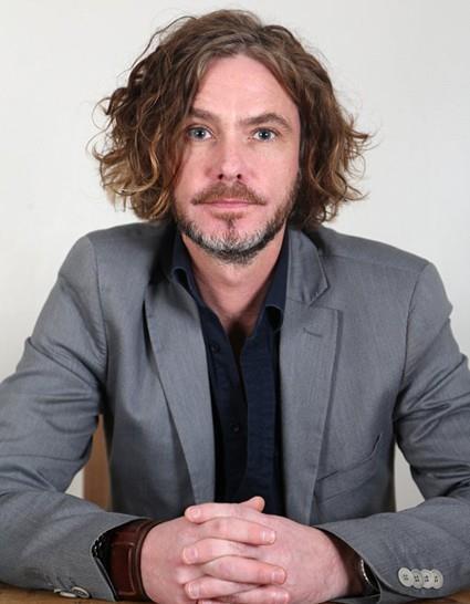 nce 1 milyon 800 bin liraya bir ev ald. Peinden de bir Porsche'nin koltuuna kuruldu.