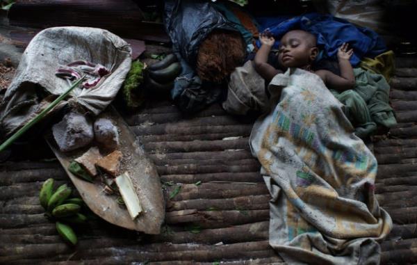 Aa tepelerinde yaamalarnn sebebi sellerden ve zararl canllardan korunmak olan kabile yelerine bu ekilde dmanlar da eriemiyor.