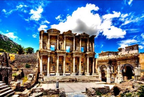 zmir - Efes<br>    zmir'in bugnk Seluk ilesi snrlar ierisinde bulunan Efes ylda 1,5 milyon turist tarafndan ziyaret edilmektedir.