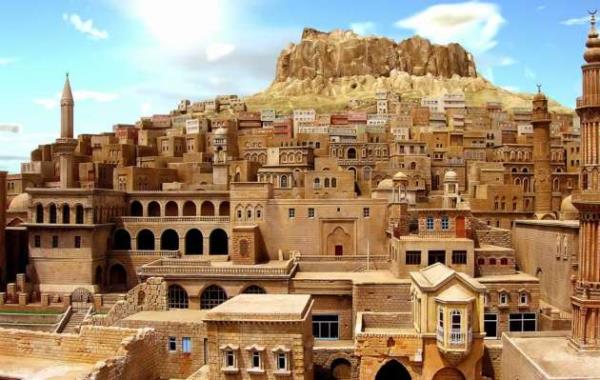 Mardin - Midyat  <br>  Gneydou Anadolu blgesinin nerdeyse mimari ta olarak deerlendirebileceimiz Mardin btn kltrleri bnyesinde bulundurmaktadr. nsanlar tarafndan tarihe yle bir gz atmak isteyenlerin urak yeri olan Mardin de birok tarihi mzeler bulunmaktadr. Bu mzeler arasnda Mardin mzesi ve sabanc kent mzesi gerek lke ierisinden gerekse lke dndan en ok ziyaret edilen yerler arasndadr.