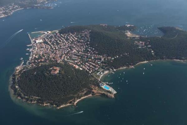 stanbul - Adalar  <br>  Adalar, stanbul'un Bykada, Heybeliada, Burgazada, Knalada, Sedefadas, Sivriada, Yassada, Kak Adas ve Tavan Adas adl 9 adadan oluan ilesidir. Adalar'a ilk vapur seferleri Galata Kprs'nden 1846 ylnda balamtr. Bugn Kabata, Kadky ve Bostanc'dan srekli deniz yolu balants vardr.