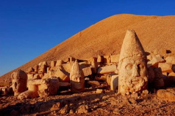 Adyaman - Nemrut  <br>  Nemrut, Adyaman ilinde Kahta ilesi Ankar dalar yaknnda 2.150 metre yksekliinde bir dadr. Nemrut Da 1987'de UNESCO tarafndan Dnya miras alan ilan edilmitir ve dnyann sekiz harikasndan biridir.