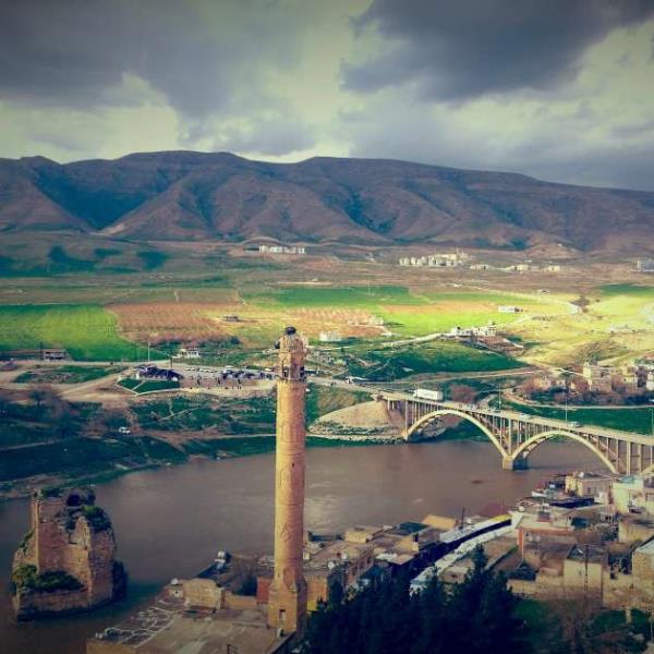 Batman - Hasankeyf  <br>  Hasankeyf, Batman'a bal olan, iki yakasn Dicle Nehrinin ayrd tarihi bir iledir. lenin tarihi, 10.000 yl ncesine kadar gitmektedir. 1981'de doal koruma alan ilan edilmitir.
