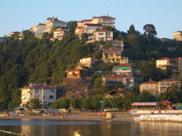 stanbul - Poyrazky  <br>  Kurulu tarihi alt yzyl ncesine kadar giden Poyrazky&#8217;e ilk yerleenlerin Cenevizlilerin olduu tahmin edilmektedir. Kye daha sonra Bizansllar gelip yerlemi ancak kyn Osmanl hkimiyetine gemesinin ardndan Trabzon ve Rize&#8217;den getirtilen insanlarla birlikte ehresi deimitir.