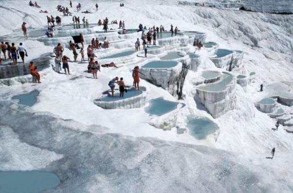 Denizli - Pamukkale  <br>  Denizli'de bulunan Pamukkale, kent kaplcalar ve akan sulardan kalan karbonat mineralleri teraslarn, travertenleri kapsamaktadr. Pamukkale, UNESCO tarafndan belirlenen Dnya Miras Listesinde yer almaktadr.