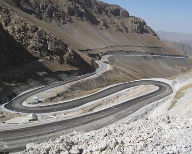 Van'da bulunan ve Trkiye'nin en yksek geidi olan Karabel ayn zamanda dnyann ara geii yaplabilen en yksek 25. geididir.