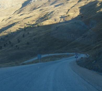 Gezbeli Geidi  <br>  Adana'nn Tufanbeyli ilesi zerinden konulanan bu yol 1990 metre ykseklikte yer alan bir da yoludur.